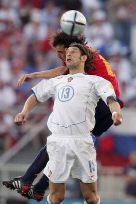 Roman Sharonov (Rußland, vorn) gegen Fernando Morientes (Spanien) Fußball EM Herren Euro 2004, Europameisterschaft, Länderspiel, Nationalmannschaft, Nationalteam, Gruppe A Gruppe Faro Dynamik,