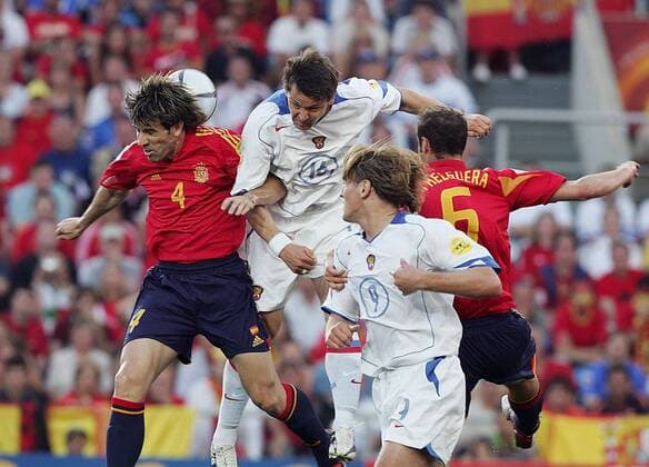 David Albelda (Spanien, li.) gegen Vadim Evseev (Rußland) Fußball EM Herren Euro 2004, Europameisterschaft, Länderspiel, Nationalmannschaft, Nationalteam, Gruppe A Gruppe Faro Dynamik, Kampf
