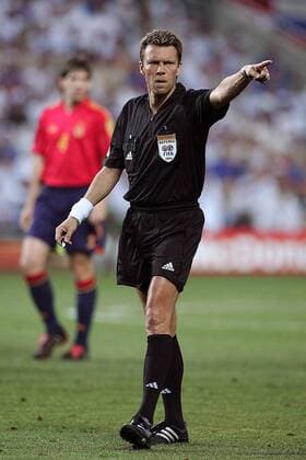 FIFA-Schiedsrichter Urs Meier (Schweiz) zeigt die Richtung an Fußball EM Herren Euro 2004, Europameisterschaft, Länderspiel, Gruppe A Einzelbild Faro