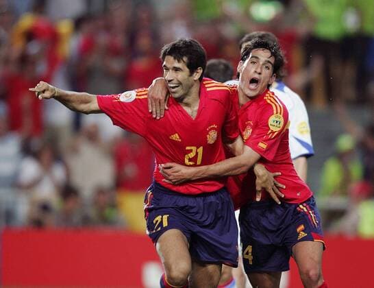 Torschütze Juan Carlos Valeron (li.) und Vicente (beide Spanien) - Torjubel Fußball EM Herren Euro 2004, Europameisterschaft, Länderspiel, Nationalmannschaft, Nationalteam, Gruppe A Gruppe Faro Freude, Begeisterung