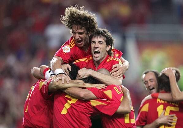 Torjubel Spanien: David Albelda (re.) und Carlos Puyol Fußball EM Herren Euro 2004, Europameisterschaft, Länderspiel, Nationalmannschaft, Nationalteam, Gruppe A Gruppe Faro Freude, Begeisterung