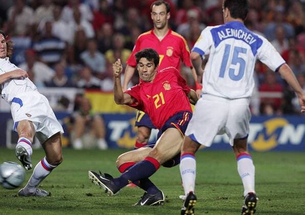 Juan Carlos Valeron (Spanien) trifft zum 1:0, Aldonin (Rußland, li.) kommt zu spät Fußball EM Herren Euro 2004, Europameisterschaft, Länderspiel, Nationalmannschaft, Nationalteam, Gruppe A Gruppe Faro Dynamik,