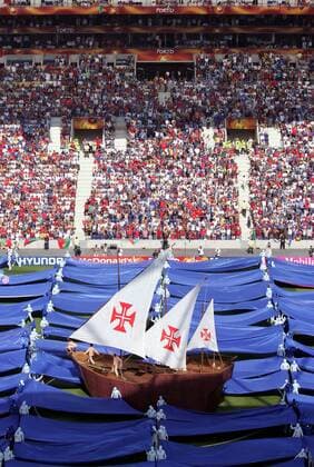 Ein Segelschiff auf dem blauen Meer erinnert während der Eröffnungsfeier der Europameisterschaft 2004 in Portugal an die große Seefahrergeschichte des Landes Fußball EM Herren Euro 2004, Europameisterschaft, Eröffnung, Eröffnungsveranstaltung, Veranstaltung, Totale Estadio do Dragao Porto Begeisterung, Freude,