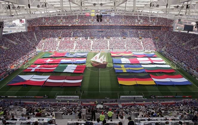Zur Eröffnungsfeier der Europameisterschaft 2004 in Portugal werden alle 16 Nationalfahnen der Teilnehmerländer präsentiert Fußball EM Herren Euro 2004, Eröffnung, Eröffnungsveranstaltung, Veranstaltung, Eröffnungszeremonie, Totale Estadio do Dragao Porto