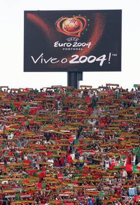Vive o 2004 ! - die portugiesischen Fans jubeln unter dem Turnierlogo der Europameisterschaft 2004 in Portugal Fußball EM Herren Euro 2004, Eröffnung, Eröffnungsfeier, Eröffnungsveranstaltung, Eröffnungszeremonie, Totale Estadio do Dragao Porto Begeisterung, Freude,