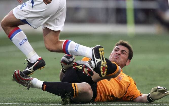 Torwart Iker Casillas (Spanien) stoppt einen russischen Gegenspieler Fußball EM Herren Euro 2004, Europameisterschaft, Länderspiel, Nationalmannschaft, Nationalteam, Gruppe A, Vdig Gruppe Faro Dynamik,