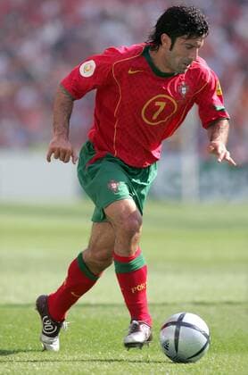 Luis Figo (Portugal) am Ball Fußball EM Herren Euro 2004, Europameisterschaft, Länderspiel, Nationalmannschaft, Nationalteam, Gruppe A, Einzelbild Porto Dynamik,