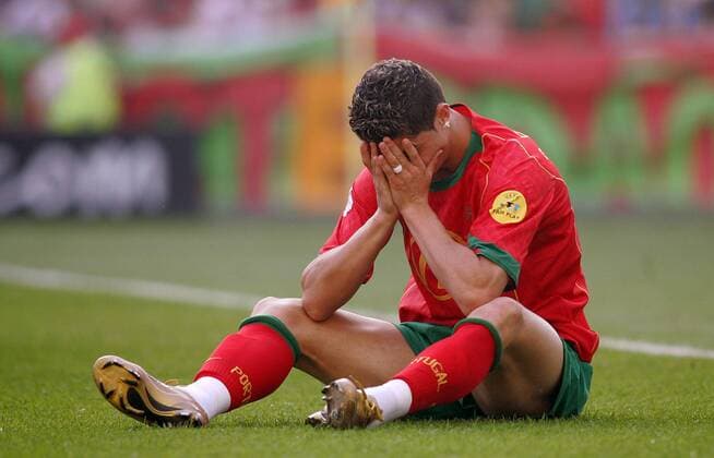 Cristiano Ronaldo (Portugal) enttäuscht am Boden Fußball EM Herren Euro 2004, Europameisterschaft, Länderspiel, Nationalmannschaft, Nationalteam, Gruppe A, Einzelbild Porto Enttäuschung, Verzweiflung,