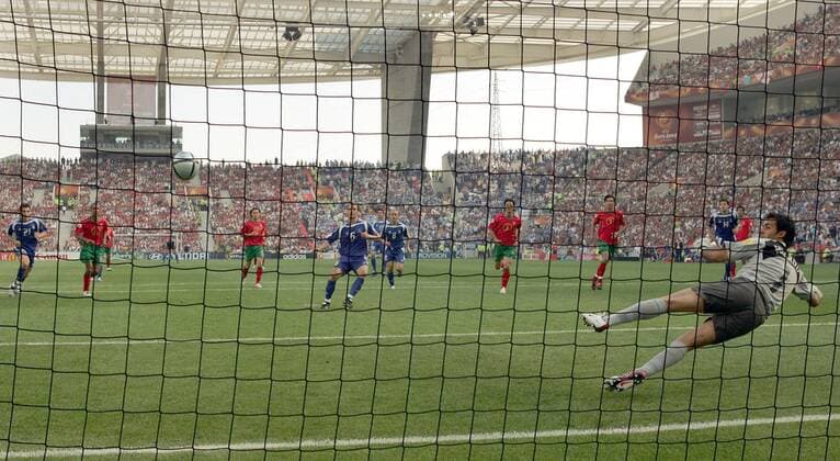 Angelos Basinas (Griechenland) verwandelt den Elfmeter gegen Torwart Ricardo (Portugal) zur 2:0-Führung Fußball EM Herren Euro 2004, Europameisterschaft, Länderspiel, Nationalmannschaft, Nationalteam, Gruppe A, Totale Porto