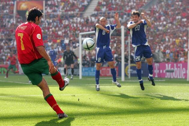 Luis Figo (Portugal, li.) zirkelt den Ball an Stylianos Giannakopoulos (li.) und Georgios Karagounis (beide Griechenland) vorbei Fußball EM Herren Euro 2004, Europameisterschaft, Länderspiel, Nationalmannschaft, Nationalteam, Gruppe A, Gruppe Porto Dynamik,