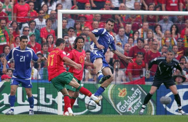 Cristiano Ronaldo (2.v.li.) zieht vor den Augen von Fernando Couto (beide Portugal), Konstantinos Katsouranis (li.), Traianos Dellas und Torwart Nikopolidis (alle Griechenland) ab Fußball EM Herren Euro 2004, Europameisterschaft, Länderspiel, Nationalmannschaft, Nationalteam, Gruppe A, Gruppe Porto Dynamik,