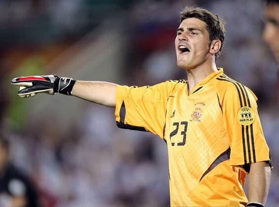 Torwart Iker Casillas (Spanien) gibt lautstark Anweisungen Fußball EM Herren Euro 2004, Europameisterschaft, Länderspiel, Nationalmannschaft, Nationalteam, Gruppe A, Einzelbild Faro