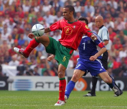 Costinha (Portugal) am Ball Fußball EM Herren Euro 2004, Europameisterschaft, Länderspiel, Nationalmannschaft, Nationalteam, Gruppe A, Vdig Gruppe Porto