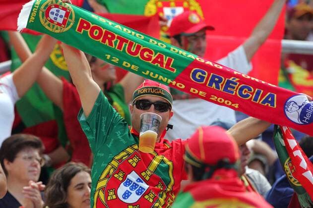 Portugiesischer Fan präsentiert in freudiger Bierlaune seinen Schal zum Eröffnungsspiel Portugal - Griechenland Fußball EM Herren Euro 2004, Europameisterschaft, Länderspiel, Nationalmannschaft, Nationalteam, Gruppe A, Vdig Gruppe Porto