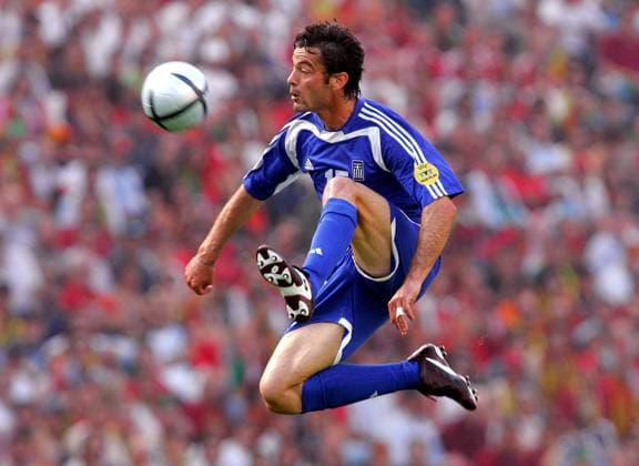 Zisis Vryzas (Griechenland) artistisch am Ball Fußball EM Herren Euro 2004, Europameisterschaft, Länderspiel, Nationalmannschaft, Nationalteam, Gruppe A, Vdig Einzelbild Porto Dynamik,