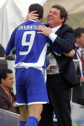 Nationaltrainer Otto Rehhagel (re.) umarmt glücklich Angelos Charisteas (beide Griechenland) Fußball EM Herren Euro 2004, Europameisterschaft, Länderspiel, Nationalmannschaft, Nationalteam, Gruppe A, Vdig Gruppe Porto Glück, Freude,
