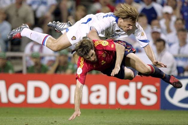 Dmitri Bulykin (Rußland, oben) und David Albelda (Spanien) heben ab Fußball EM Herren Euro 2004, Europameisterschaft, Länderspiel, Nationalmannschaft, Nationalteam, Gruppe A, Gruppe Faro Dynamik, Höhe,