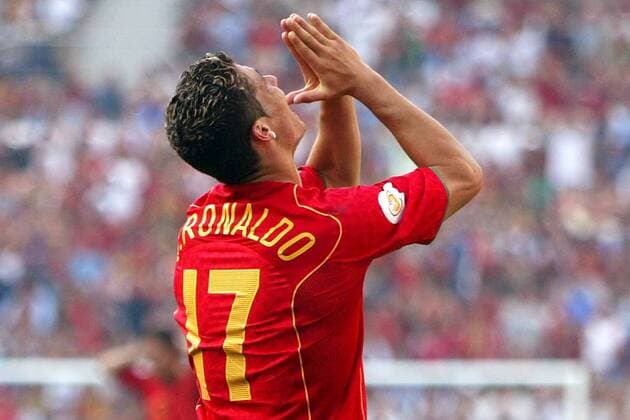 Cristiano Ronaldo (Portugal) schickt ein Stoßgebet zum Himmel Fußball EM Herren Euro 2004, Europameisterschaft, Länderspiel, Nationalmannschaft, Nationalteam, Gruppe A Einzelbild Porto