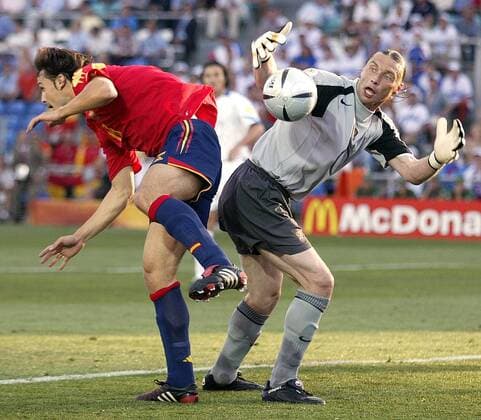 Torwart Sergei Ovchinnikov (Rußland) greift gegen Fernando Morientes (Spanien) daneben Fußball EM Herren Euro 2004, Europameisterschaft, Länderspiel, Nationalmannschaft, Nationalteam, Gruppe A, Gruppe Faro Dynamik,