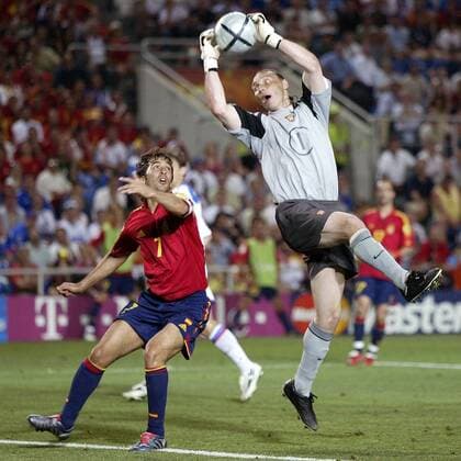 Torwart Sergei Ovchinnikov (Rußland) am Ball vor Raul Gonzalez (Spanien) Fußball EM Herren Euro 2004, Europameisterschaft, Länderspiel, Nationalmannschaft, Nationalteam, Gruppe A, Gruppe Faro Dynamik,
