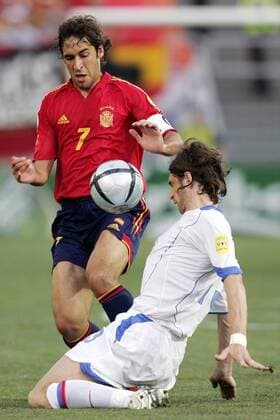 Raul Gonzalez (Spanien, li.) wird von Roman Sharonov (Rußland) attackiert Fußball EM Herren Euro 2004, Europameisterschaft, Länderspiel, Nationalmannschaft, Nationalteam, Gruppe A, Gruppe Faro Dynamik,