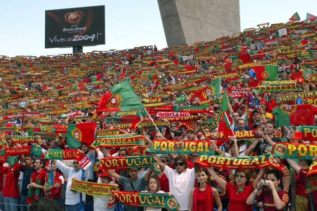 Portugiesische Fans präsentieren ihre Fanschals Fußball EM Herren Euro 2004, Europameisterschaft, Länderspiel, Nationalmannschaft, Nationalteam, Gruppe A Totale Porto Masse
