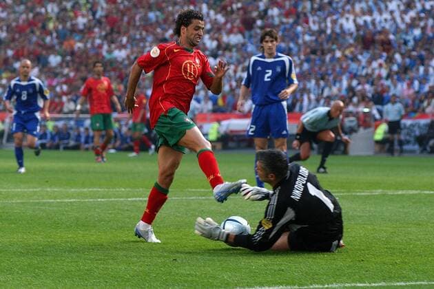 Torwart Antonios Nikopolidis (Griechenland, re.) klärt gegen Simao (Portugal) Fußball EM Herren Euro 2004, Europameisterschaft, Länderspiel, Nationalmannschaft, Nationalteam, Gruppe A Gruppe Porto Dynamik,