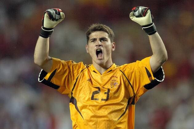 Torwart Iker Casillas (Spanien) - Torjubel Fußball EM Herren Euro 2004, Europameisterschaft, Länderspiel, Nationalmannschaft, Nationalteam, Gruppe A Einzelbild Faro-Loule Freude, Begeisterung,