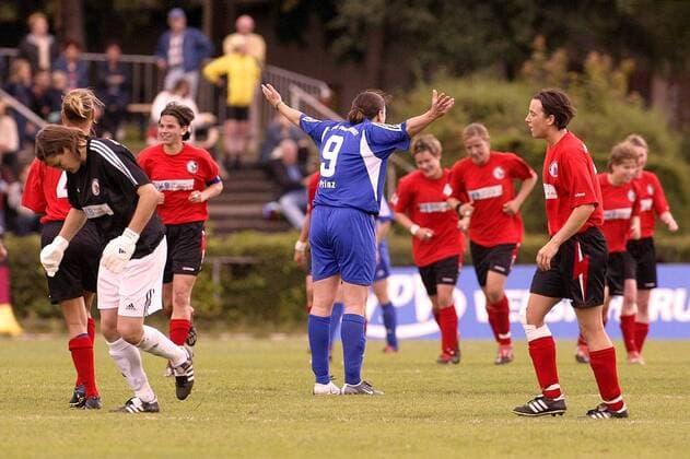 Birgit Prinz (Frankfurt, Mitte) steht ziemlich rat- und hilflos im Kreis der Potsdamerinnen Fußball 1. BL Damen Saison 2003 2004, Frauen, Frauenfußball, 1. FFC Frankfurt - 1. FFC Turbine Potsdam 2:7 Gruppe Frankfurt M.