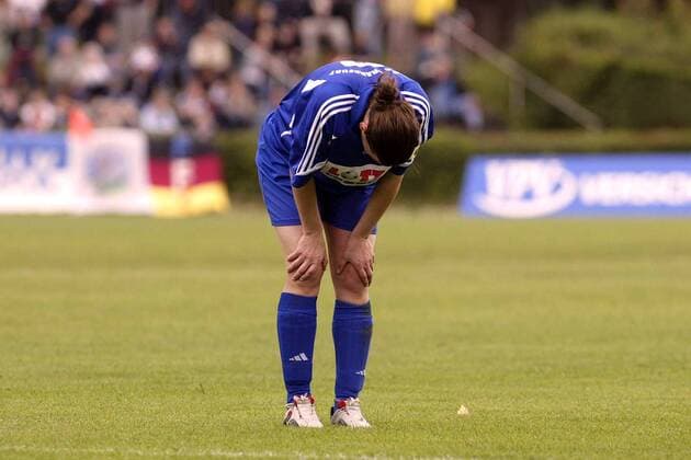 Pia Wunderlich (Frankfurt) enttäuscht Fußball 1. BL Damen Saison 2003 2004, Frauen, Frauenfußball, 1. FFC Frankfurt Einzelbild Frankfurt M. Enttäuschung,