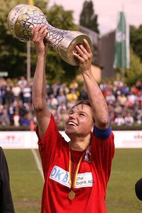Ariane Hingst (Potsdam) jubelnd mit dem Meisterpokal Fußball 1. BL Damen Saison 2003 2004, Frauen, Frauenfußball, Frankfurt - 1. FFC Turbine Potsdam 2:7 Einzelbild Meisterfeier Frankfurt M. Glück, Freude, Begeisterung,
