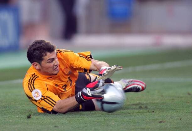 Torwart Iker Casillas (Spanien) hat den Ball sicher - VERÖFFENTLICHUNGSRECHTE NUR FÜR DEUTSCHE MEDIEN Fußball EM Herren Euro 2004, Europameisterschaft, Länderspiel, Nationalmannschaft, Nationalteam, Gruppe A, Vdig Einzelbild Faro-Loule Dynamik, Abwehr,