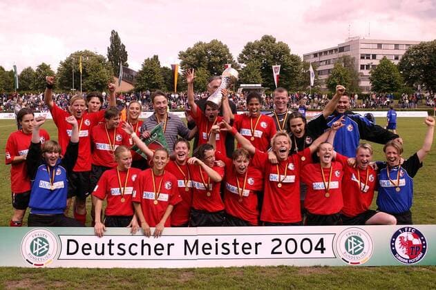 Siegerfoto vom 1. FFC Turbine Potsdam - dem Deutschen Meister 2004! Fußball 1. BL Damen Saison 2003 2004, Frauen, Frauenfußball, Frankfurt - 1. FFC Turbine Potsdam 2:7 Totale Meisterfeier Frankfurt M. Glück, Freude, Begeisterung,