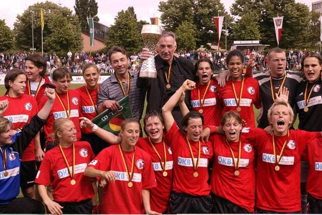Siegerfoto vom 1. FFC Turbine Potsdam - dem Deutschen Meister 2004! Trainer Bernd Schröder mit dem Pokal Fußball 1. BL Damen Saison 2003 2004, Frauen, Frauenfußball, Frankfurt - 1. FFC Turbine Potsdam 2:7 Totale Meisterfeier Frankfurt M. Freude, Begeisterung,