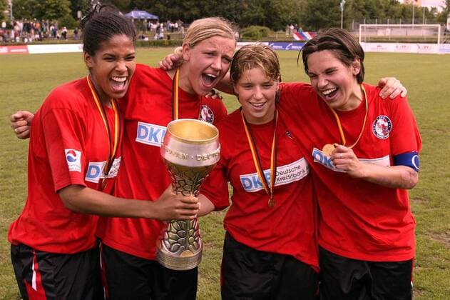 V.li.: Navina Omilade, Viola Odebrecht, Petra Wimbersky und Ariane Hingst (alle Potsdam) jubeln über den Meistertitel Fußball 1. BL Damen Saison 2003 2004, Frauen, Frauenfußball, Frankfurt - 1. FFC Turbine Potsdam 2:7 Gruppe Meisterfeier Frankfurt M. Begeisterung, Freude,
