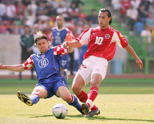 Niko Kovac (li., Kroatien) gegen Hakan Yakin (Schweiz) Fußball EM Herren Euro 2004, Europameisterschaft, Länderspiel, Nationalmannschaft, Nationalteam, Gruppe B, Vdig Gruppe Leiria Dynamik, Kampf,