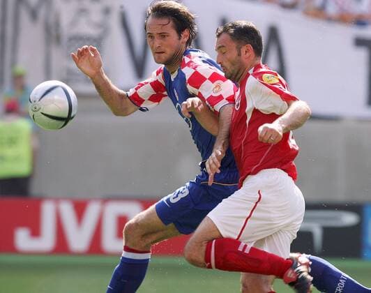 Stephane Chapuisat (re., Schweiz) gegen Josip Simunic (Kroatien) Fußball EM Herren Euro 2004, Europameisterschaft, Länderspiel, Nationalmannschaft, Nationalteam, Gruppe B, Vdig Gruppe Leiria Dynamik,