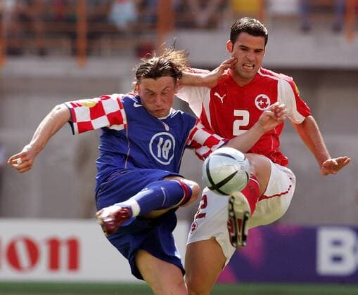 Bernt Haas (re., Schweiz) gegen Ivica Olic (Kroatien) Fußball EM Herren Euro 2004, Europameisterschaft, Länderspiel, Nationalmannschaft, Nationalteam, Gruppe B, Vdig Gruppe Leiria Dynamik, Kampf,