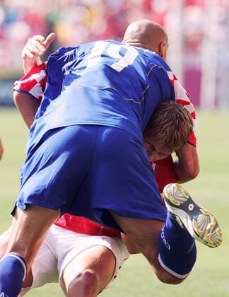 Ivica Mornar (vorn., Kroatien) fällt auf Christoph Spycher (Schweiz) Fußball EM Herren Euro 2004, Europameisterschaft, Länderspiel, Nationalmannschaft, Nationalteam, Gruppe B, Vdig Gruppe Leiria Dynamik, Kampf,