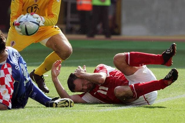 Stephane Chapuisat (Schweiz) verletzt am Boden Fußball EM Herren Euro 2004, Europameisterschaft, Länderspiel, Nationalmannschaft, Nationalteam, Gruppe B, Vdig Einzelbild Leiria