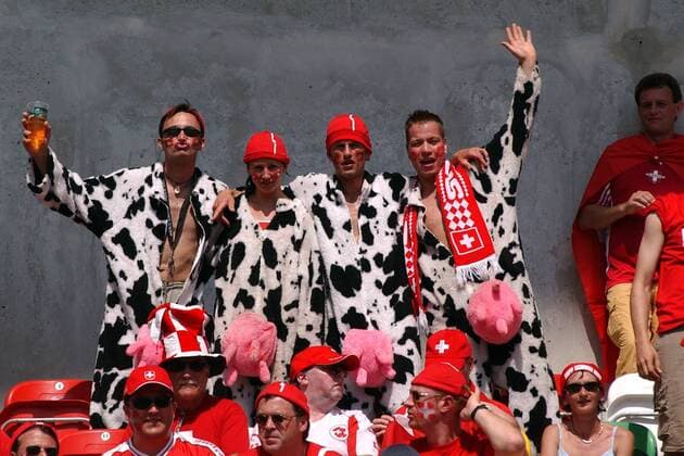 Schweizer Fans - direkt von der Kuhweide auf die Zuschauerränge Fußball EM Herren Euro 2004, Europameisterschaft, Länderspiel, Nationalmannschaft, Nationalteam, Gruppe B Gruppe Leiria