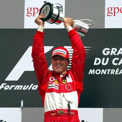 Michael Schumacher (Deutschland Ferrari) präsentiert die Trophäe für seinen Sieg beim Großen Preis von Kanada Motorsport Grand Prix Herren Großer Preis von Kanada 2004, Formel 1 Weltmeisterschaft, F1, F, GP, WM, Vdig Einzelbild Montreal Freude, Begeisterung,