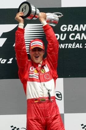 Michael Schumacher (Deutschland Ferrari) präsentiert die Trophäe für seinen Sieg beim Großen Preis von Kanada Motorsport Grand Prix Herren Großer Preis von Kanada 2004, Formel 1 Weltmeisterschaft, F1, F, GP, WM, Vdig Einzelbild Montreal Freude, Begeisterung,