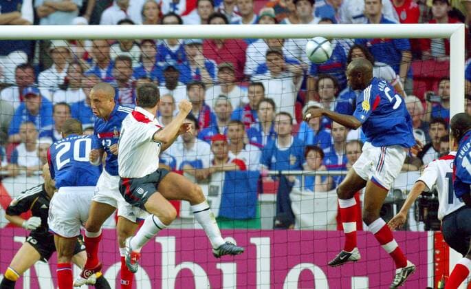 Frank Lampard (England, vorn) erzielt das 0:1, Mikael Silvestre (3.v.li.) und William Gallas (beide Frankreich, re.) können nicht mehr eingreifen - VERÖFFENTLICHUNGSRECHTE NUR FÜR DEUTSCHE MEDIEN Fußball EM Herren Euro 2004, Europameisterschaft, Länderspiel, Nationalmannschaft, Nationalteam, Gruppe B, Vdig Gruppe Lissabon Dynamik,