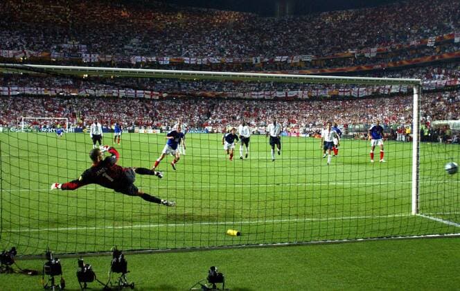 Zinedine Zidane (Frankreich) verwandelt seinen Elfmeter gegen Torwart David James (England) zum 2:1 - VERÖFFENTLICHUNGSRECHTE NUR FÜR DEUTSCHE MEDIEN Fußball EM Herren Euro 2004, Europameisterschaft, Länderspiel, Nationalmannschaft, Nationalteam, Gruppe B, Vdig Totale Lissabon Dynamik,