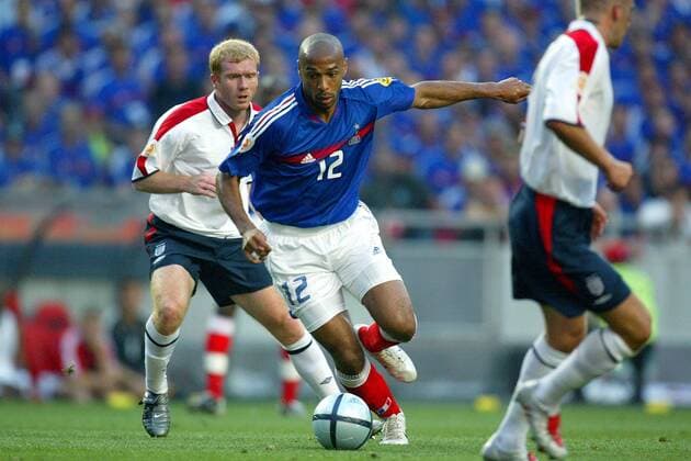 Thierry Henry (Frankreich) am Ball, dahinter Paul Scholes (England) - VERÖFFENTLICHUNGSRECHTE NUR FÜR DEUTSCHE MEDIEN Fußball EM Herren Euro 2004, Europameisterschaft, Länderspiel, Nationalmannschaft, Nationalteam, Gruppe B, Vdig Gruppe Lissabon Dynamik,