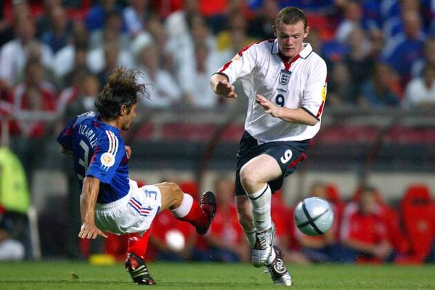 Wayne Rooney (England, re.) gegen Bixente Lizarazu (Frankreich) - VERÖFFENTLICHUNGSRECHTE NUR FÜR DEUTSCHE MEDIEN Fußball EM Herren Euro 2004, Europameisterschaft, Länderspiel, Nationalmannschaft, Nationalteam, Gruppe B, Vdig Gruppe Lissabon Dynamik,