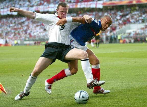 Wayne Rooney (England, li.) gegen Mikael Silvestre (Frankreich) - VERÖFFENTLICHUNGSRECHTE NUR FÜR DEUTSCHE MEDIEN Fußball EM Herren Euro 2004, Europameisterschaft, Länderspiel, Nationalmannschaft, Nationalteam, Gruppe B, Vdig Gruppe Lissabon Dynamik,
