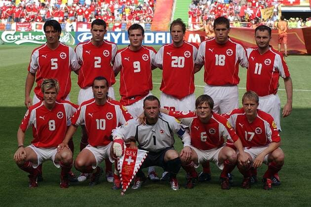Mannschaftsfoto Schweiz hi.v.li.: Murat Yakin, Bernt Haas, Alexander Frei, Patrick Müller, Benjamin Huggel, Stephane Chapuisat; vorn: Raphael Wicky, Hakan Yakin, Torwart Jörg Stiel, Johann Vogel und Christoph Spycher Fußball EM Herren Euro 2004, Europameisterschaft, Länderspiel, Nationalmannschaft, Nationalteam, Gruppe B Totale Leiria