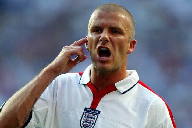 David Beckham (England) mit Verständigungsproblemen - VERÖFFENTLICHUNGSRECHTE NUR FÜR DEUTSCHE MEDIEN Fußball EM Herren Euro 2004, Europameisterschaft, Länderspiel, Nationalmannschaft, Nationalteam, Gruppe B, Vdig Einzelbild Lissabon Enttäuschung,